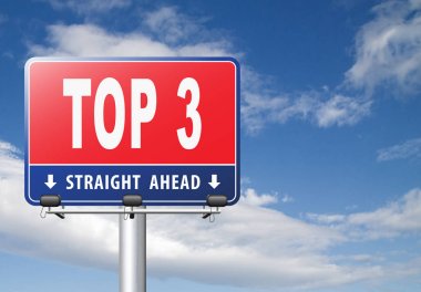 İlk 3 yol işaret bulutlu gökyüzü arka plan