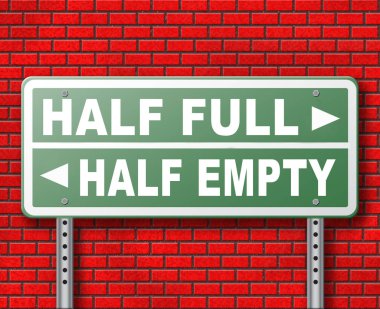 Yarısı dolu veya yarısı boş yol işaret tuğla duvar arka plan üzerinde