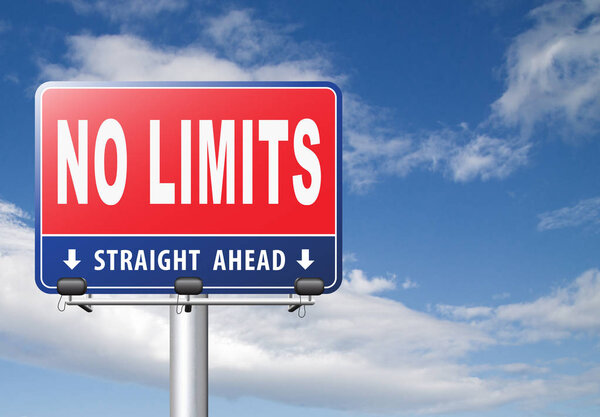 Дорожный знак "Ограничений нет" на фоне облачного неба
