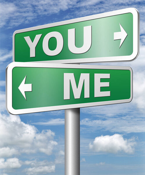 Ты или я подписываем доски на фоне облачного неба
