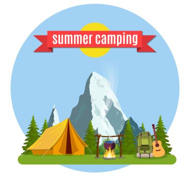 Yaz kampı. Sarı çadırlı manzara,