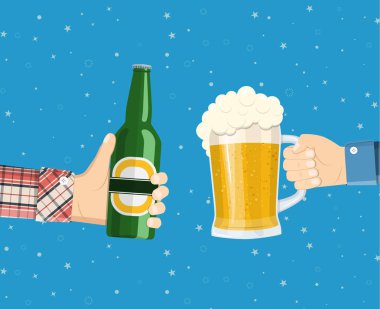 Bira cam ve bira şişesi holding eller.