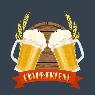 Bardak bira ahşap bir varil üzerinde.