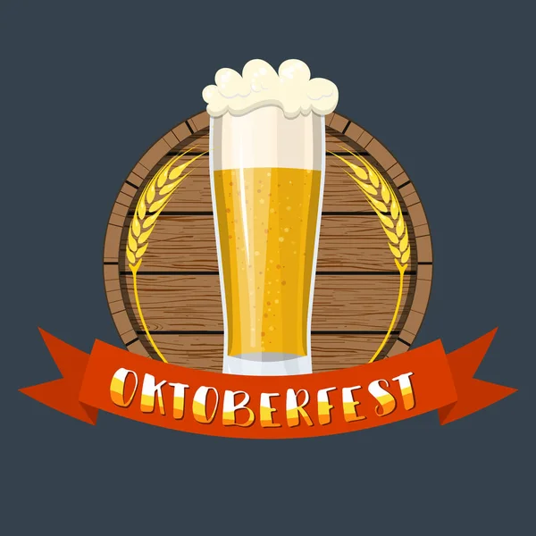 Un vaso de cerveza en un barril de madera . — Vector de stock