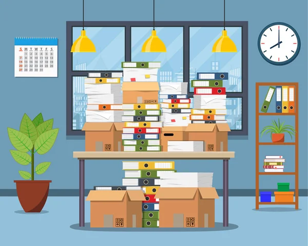 Kağıt evrak ve dosya klasörleri masada yığını