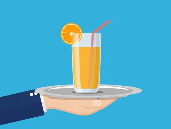 Zumo de naranja en taza de vidrio en bandeja en mano — Vector de stock