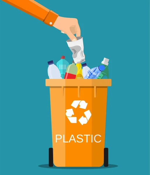 Homem mão joga lixo em um recipiente de plástico —  Vetores de Stock