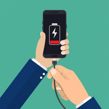 Bir düşük pil şarj ile bir telefon el tutar.