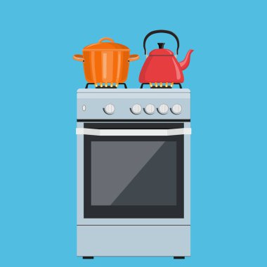 Ocakta haşlama tenceresi ve çaydanlık..