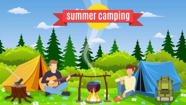 Bir grup genç kamp ateşi etrafında oturuyor.