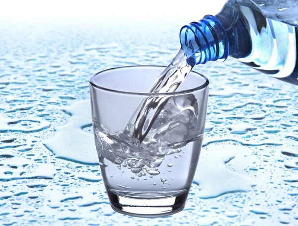 Wasserglas mit Flasche — Stockfoto