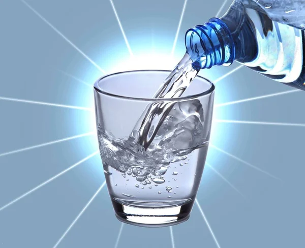 Vidrio de agua con botella Imágenes De Stock Sin Royalties Gratis