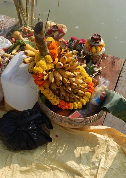Food Offerings Hindu Woman Pray Sun God Dusk Bank Lake — Stock Photo, Image