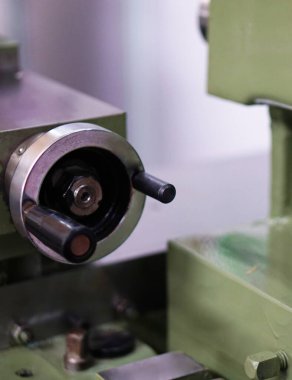 Endüstriyel fabrikadaki bir makinenin tekerlek kolu. 