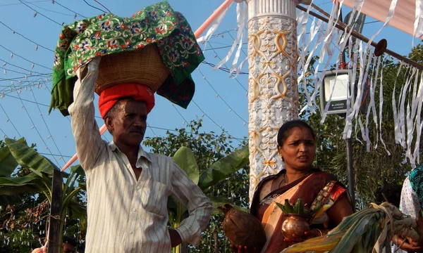 Hinduer Kommer Med Mat Och Andra Föremål Att Erbjuda För — Stockfoto