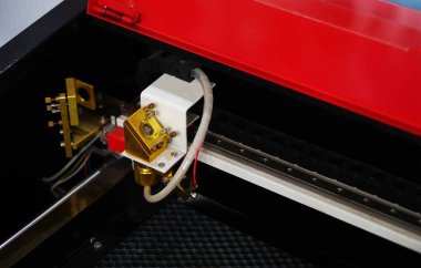   Sanayide lazer kesme ya da CNC makinesine yakın çekim                             