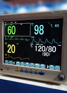 Hastanede yatağın yan tarafında kalp rahatsızlığı monitörü var.