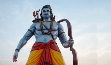 Tapınakta ok ve yayla Hindu tanrısı Rama 'nın görüntüsü.