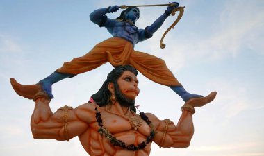 Hanuman 'ın Hindu tanrısı Ramayı elinde tutuşu görüntüsü.