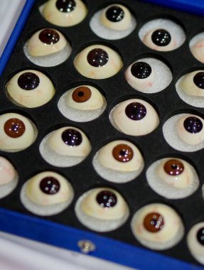 Hastanelerde kullanılan yapay insan gözlerine yakın çekim