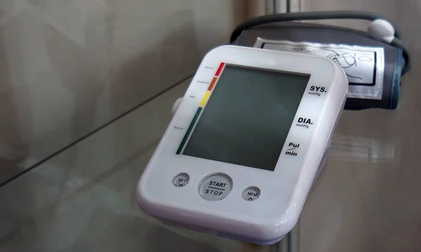 Närbild Elektronisk Utrustning För Blodtrycksmätning Eller Blodtrycksmätning — Stockfoto