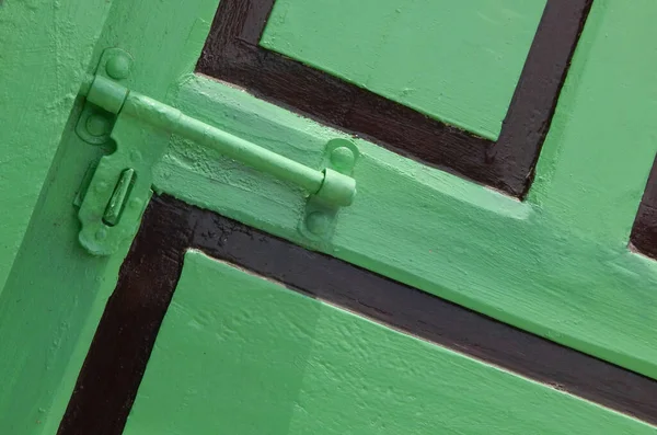 Hint Ahşap Kapısı Boyalı Kilit Düzeniyle — Stok fotoğraf