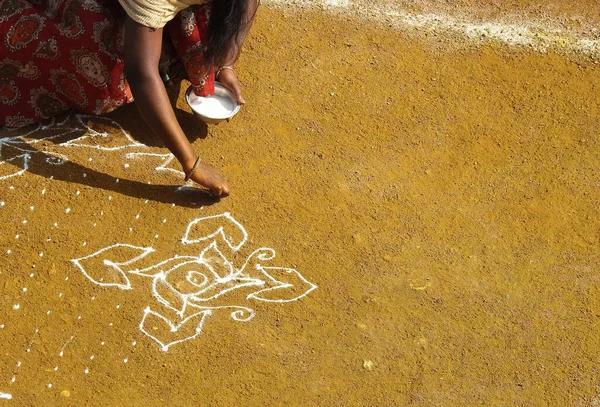 Closeup Indian Woman Hand Drawing Rangoli Ritual Hindu Celebrations — Stock Photo, Image