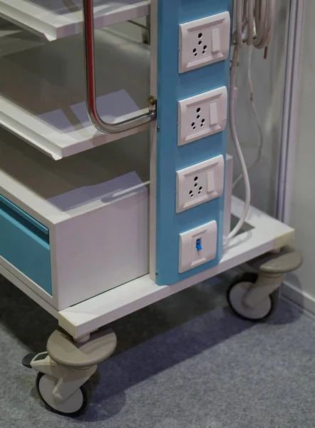 Gros Plan Meubles Chevet Hôpital Avec Prises Électriques — Photo