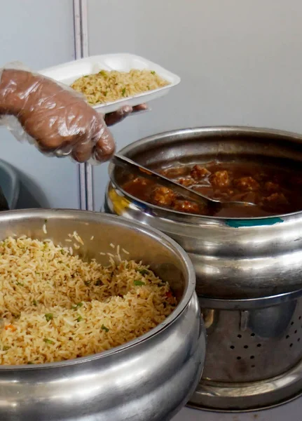 Indiska Gatumat Leverantör Som Serverar Vegetabilisk Manchuriet Curry Tillsammans Med — Stockfoto