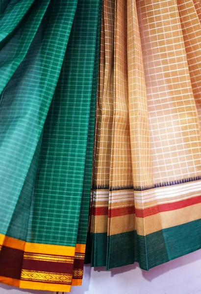 Zbliżenie Indyjskie Kobieta Sari Lub Saris Wyświetlacz Sklep Detaliczny — Zdjęcie stockowe
