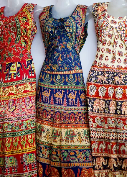 印度妇女在一家零售店的橱窗里穿上了萨尔瓦 卡米兹的衣服 — 图库照片