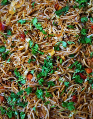 Arka plan olarak kullanılmak üzere Hint sokak yiyecekleri vejetaryen eriştesinin yakın görüntüsü.