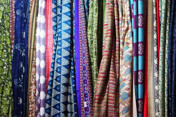 Zbliżenie Indyjskiej Kobiety Sukienka Saris Lub Saress Wystawie Sklepie — Zdjęcie stockowe