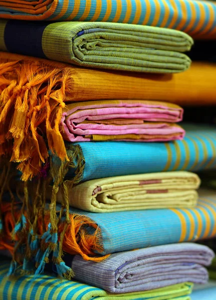 Mulher Indiana Vestido Sarees Saris Loja Exibição Empilhados — Fotografia de Stock