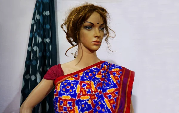 Detailní Pohled Figuríny Šaty Indické Ženy Saree Nebo Sariin Displej — Stock fotografie
