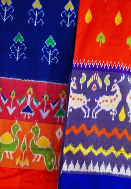 Arka plan olarak kullanılması için Hintli kadın elbisesi, sari ya da vitrindeki sari yakın plan.