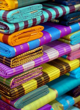 Hintli kadın elbisesinin yakın çekimi sari ya da sari vitrinde, bir dükkanda