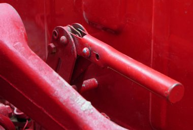 Hint tarım traktörünün el kaldıraçlarının kapatılması                                       