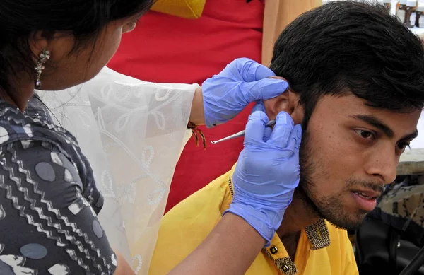 Arzt Überprüft Gehörgesundheit Eines Indischen Mannes Einem Medizinischen Lager April — Stockfoto
