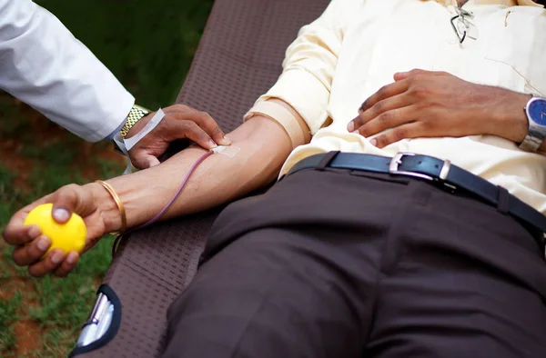 Enfermera Que Asiste Donante Sangre Hospital Imagen De Stock