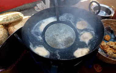 Hint sokak yemekleri yapmaya yakın Poori veya puri