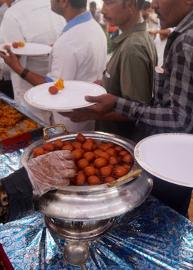 Hint Hindu gönüllüleri, dini etkinlik ya da kutlama sırasında Prasad, yemek ya da yemeğin ücretsiz dağıtımında köri 'yi müritlerine servis ederler.