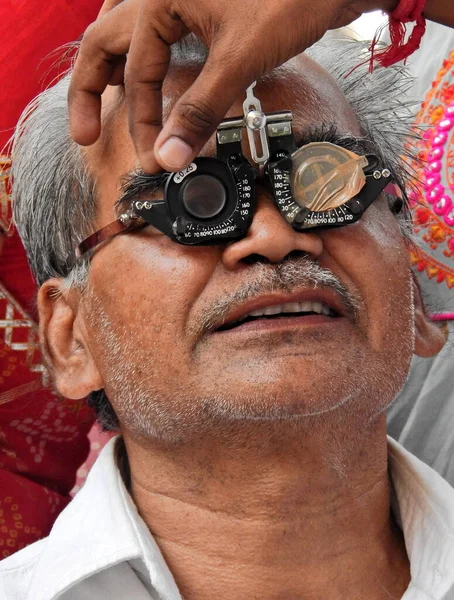 Doctor Check Eye Sight Indian Man Reading Snellen Chart Medical — Stock Photo, Image