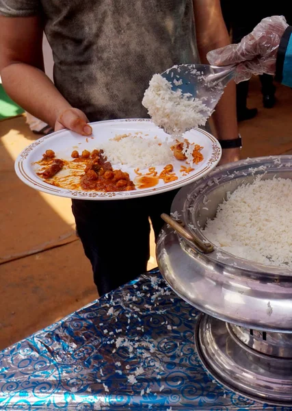 Indiska Hindu Volontär Tjäna Ris Till Hängiven Gratis Utdelning Prasad — Stockfoto