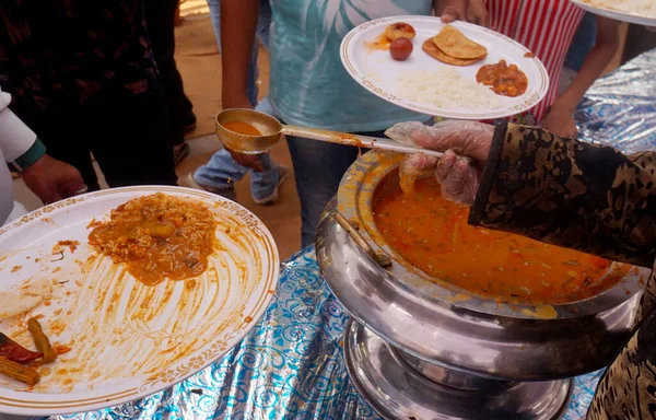 Indiska Hindu Volontär Tjäna Curry Till Hängiven Gratis Utdelning Prasad — Stockfoto