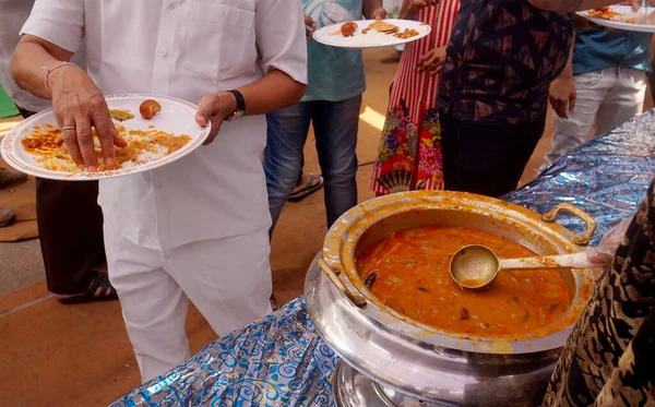 インドのヒンズー教徒のボランティアは 遊牧民や食品や食事の無料配布で 信者にカレーを提供しています 宗教的なイベントやお祝い中 — ストック写真