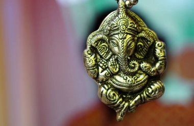 Hint Hindu tanrısı Ganesha madalyonu, sergilenen kadın kolyesi.