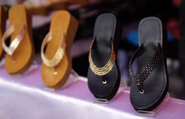 Hint kadın ayakkabıları bit pazarında sergileniyor.