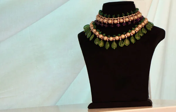 Primer Plano Del Collar Mujer India Exhibición Una Tienda — Foto de Stock