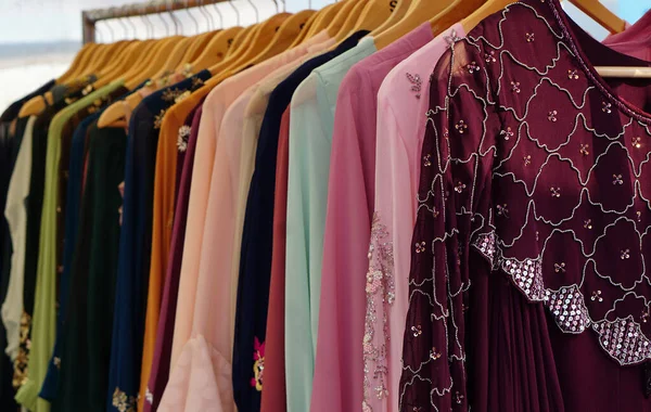 インドの女性のファッションドレスの販売戦争Kameezのクローズアップビューは 小売店の表示に掛け — ストック写真